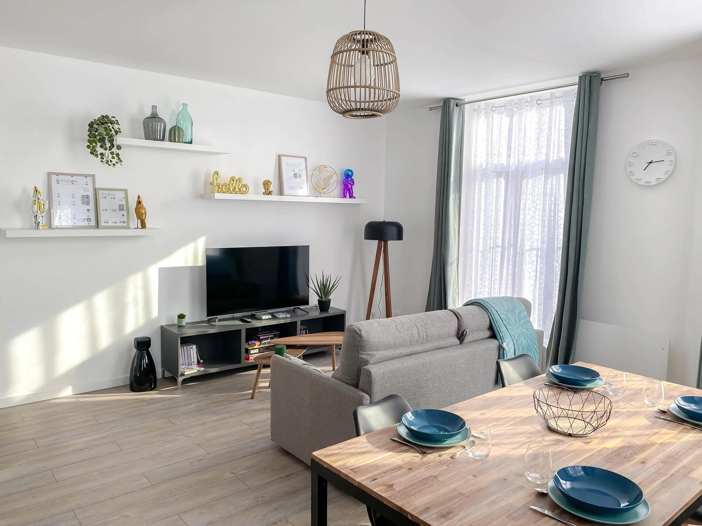 Le séjour lumineux, canapé gris et table en chêne